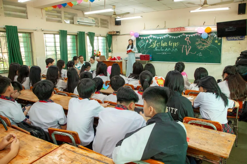 Thầy cô đang giảng bài