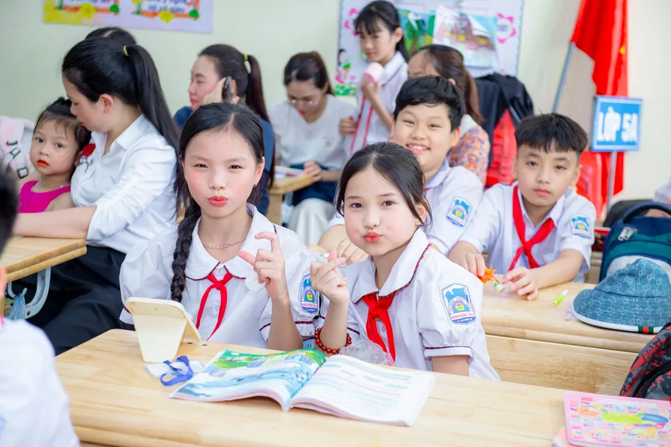 Bảng trắng và máy chiếu
